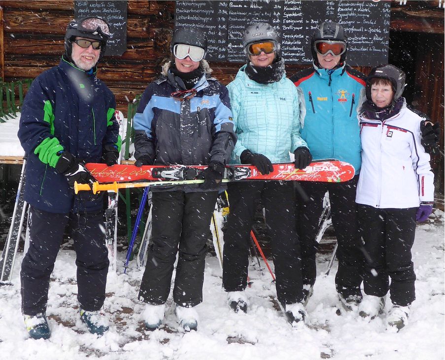 Skigruppe im Schnee
